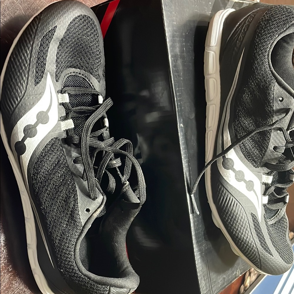 Saucony Men/Women’s Black Running Shoes Track shoes Size 6.5 men Size 8 women’s